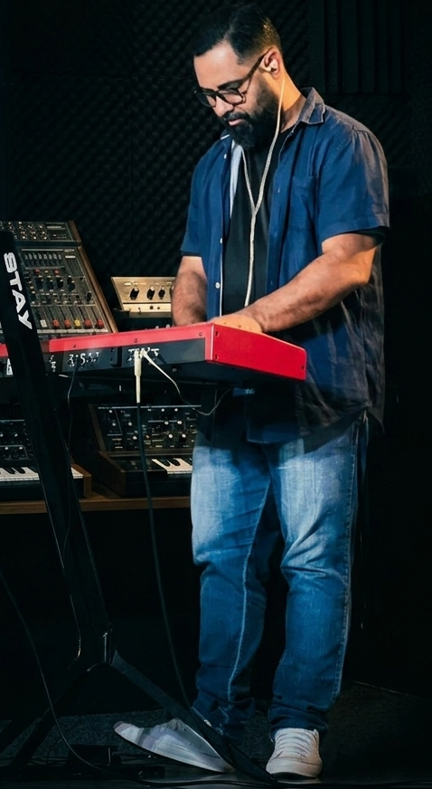 Wiliam Silva tocando teclado